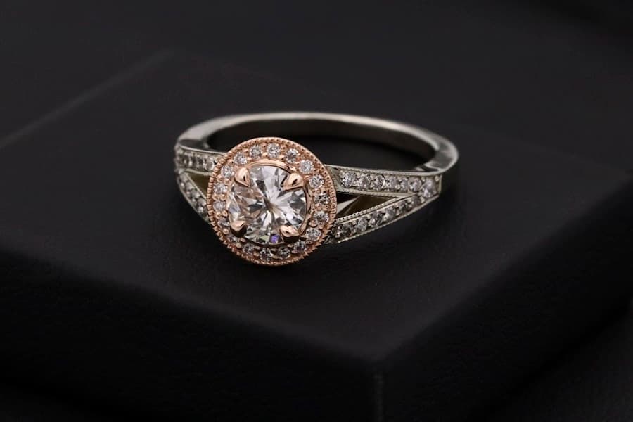 Aura Solitaire Band